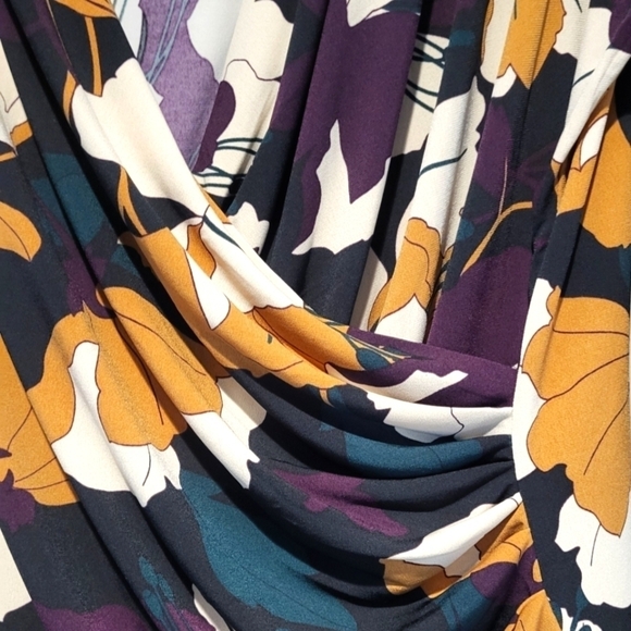 Tahari Woman Floral Faux Wrap Ruched Front Floral Top Size 1X - Picture 2 of 8